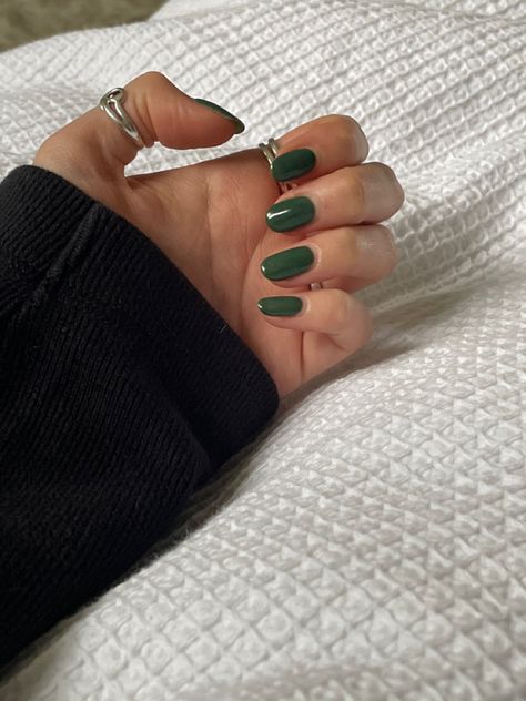 Light Forest Green Nails, Nail Inspo Almond Dark Green, Nail Inspiration One Colour, Deep Forest Green Nails, Nail Inspo Pale Skin, Almond Shellac Nails, Green Nails Plain, Nail Ideas For Pale Skin, Nails For Brunettes