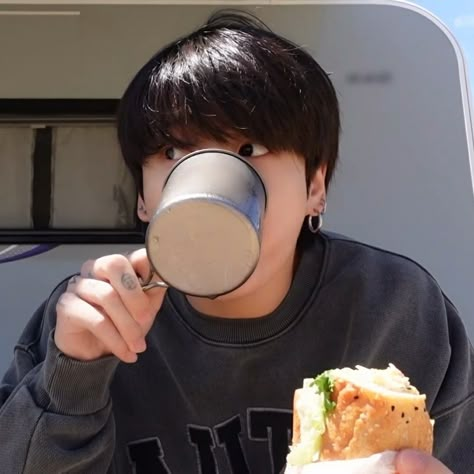 Jungkook Eating, Jungkook Selca, Seokjin Bts, Jimin Jungkook, Jungkook Cute, Foto Jungkook, Baby Star, Bts Pictures, Bts Jungkook