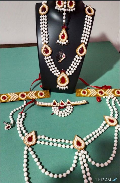 Halwa Dagine For Women, Halvyache Dagine For Ladies, Halawa Jwellery, Tilgul Jewellery, हलव्याचे दागिने, Halvyache Dagine, Flower Jewelry Designs, Bride Entry, Fabric Jewellery