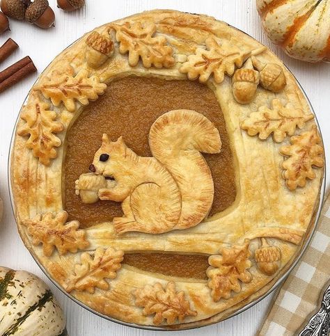 A Bakery Artist Shares a Bunch of Pie Crust Designs, and We Want to Try Them All / Bright Side Honey Crisp Apple Pie, Thanksgiving Pie Crust, Creative Pie Crust, Fancy Pie Crust, Pumpkin Pie Crust, Pie Crust Art, Creative Pies, Decorative Pie Crust, Pie Crust Designs