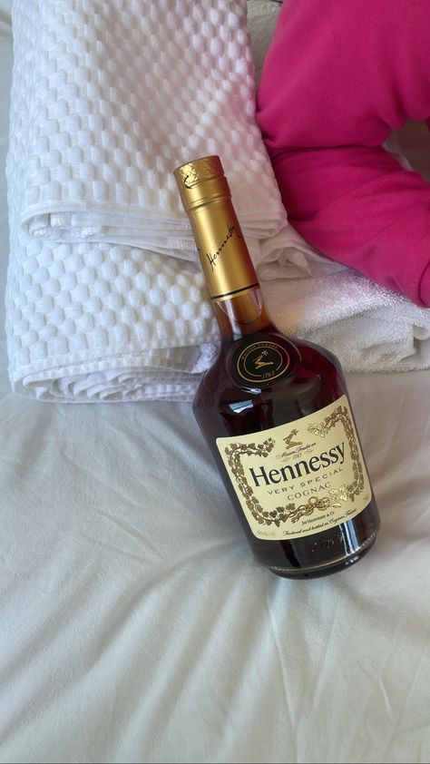 Chilling Vibes, Hennessy Bottle, Friends Party Night, Liqueur Drinks, Jameson Whiskey, Drink Aesthetic, Story Post, Bottle Picture, Summer Stuff