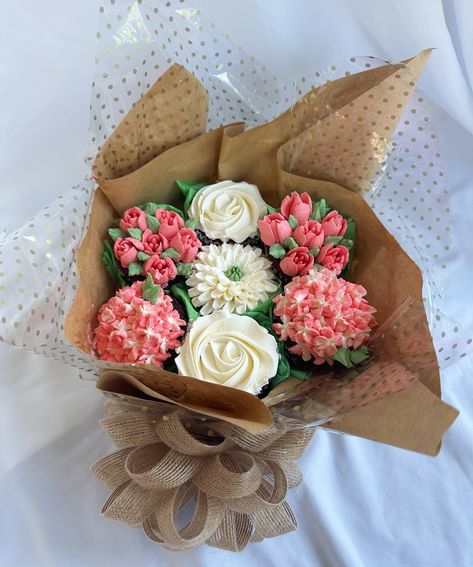 🌷💐 Mothers Day Cupcake Bouquet 💐🌷 Only 9 more days till Mothers Day, so get her a bouquet she can eat! ~Place your orders now, last day to order will be Thursday, May 9th. Pickup will be on Saturday, May 11th. ~I will be doing a bouquet of 7 cupcakes and ONE flavor of your choice. You can choose between : •Lemon Blueberry •Vanilla •Chocolate •Espresso ~Dm me to place an order 🩷 Blueberry Cupcakes Decoration, Mothers Day Cupcake Bouquet, Flower Cupcakes Bouquet, Cupcake Bouquet Diy, Cake Mothers Day, Cupcakes Bouquet, Bouquet Cupcakes, Cupcake Flower Bouquets, Bouquet Cake