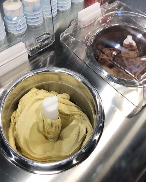 Gelato Machine, Chocolate Gelato, Ice Cream Yogurt, Ice Cream Machine, Ice Creams, Ice Cream Maker, Coffee Recipes, Pistachio, Yogurt