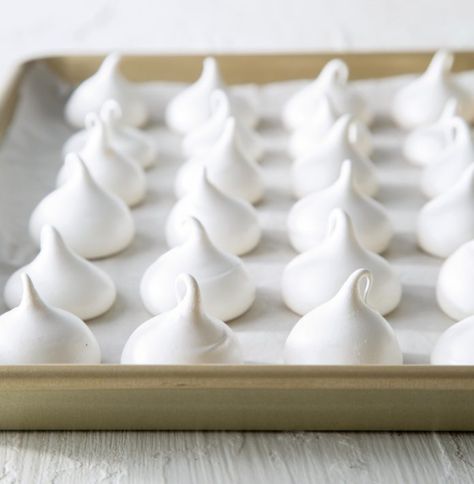 French Meringue Kisses Kisses Recipes, Meringue Kisses Recipe, French Meringue, Meringue Kisses, Meringue Recipe, Yummy Deserts, Cookies Bars, Eton Mess, Baked Treats