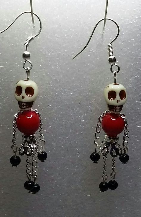 Halloween Jewelry Diy, Anting Manik, Funny Jewelry, Iphone Wallpaper Glitter, Diy Armband, Ideas For Halloween, Halloween Beads, Beaded Crafts, Skull Jewelry