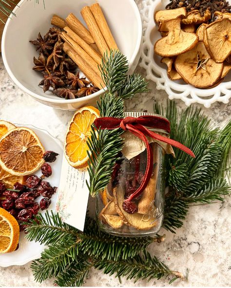 Simmer Pot Jar Recipes, Simmer Pot In A Jar, Dried Fruit Simmer Pot, Holiday Simmer Jars, Christmas Simmer Pot Recipes Mason Jar, Cedar Simmer Pot, Diy Popourie Gifts, Simmer Jar Gifts, Summer Pot Gift