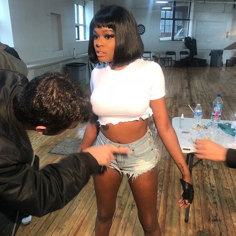 Azealia Banks behind scenes "Anna Wintour" visual Anna Wintour Azealia Banks, Azealia Banks, Anna Wintour, Rap Music, The Breakfast Club, Cardi B, Instagram Accounts, Cute Pictures, Cute Wallpapers