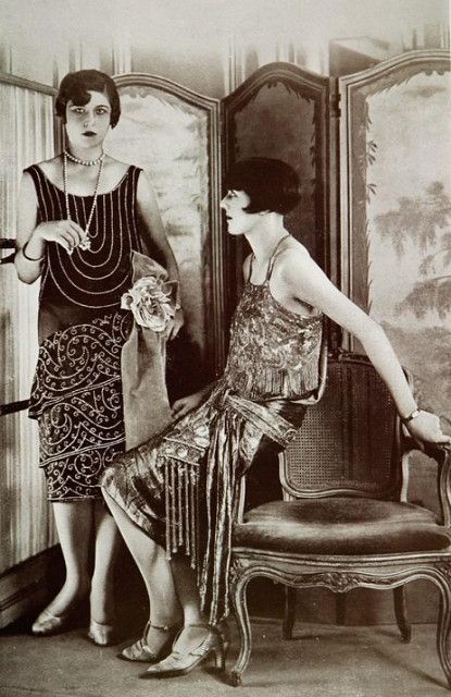 Robes du soir 1927 Les Modes (Paris) January The Dolly Sisters 20’s Fashion, Twenties Dress, 1920 Style, Style Année 20, Look Boho Chic, Glamour Vintage, 1920 Fashion, Louise Brooks, Flapper Girl