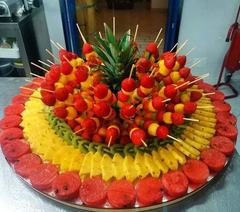 Fruit Platter Ideas Party, Fruit Presentation, Edible Fruit Arrangements, Fruit Buffet, Fruit Table, Catering Food Displays, Amazing Food Platters, Fruit Platters, Fruit Platter Designs