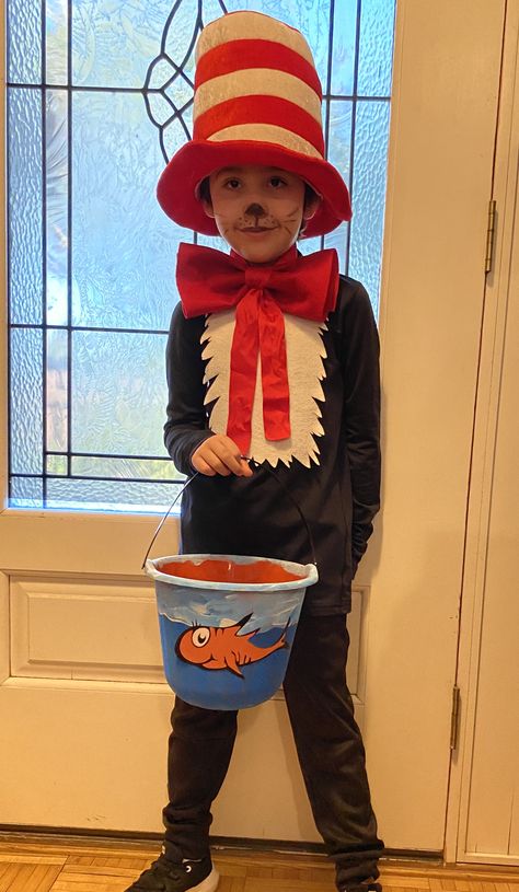 Diy Dr Seuss Costumes, Dr Suess Costumes, Dr Seuss Diy Costumes, Dr. Seuss Costumes, Animals Costume, Dr Seuss Costumes, World Book Day Ideas, Dr Seuss Crafts, Seuss Crafts