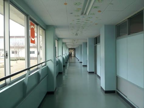 School Hallways Japanese, Japanese School Aesthetic Building, Collage Hallway, School Hallway Aesthetic, Collage Classroom, Hallway Aesthetic, School Reference, Japan School, School Hallway