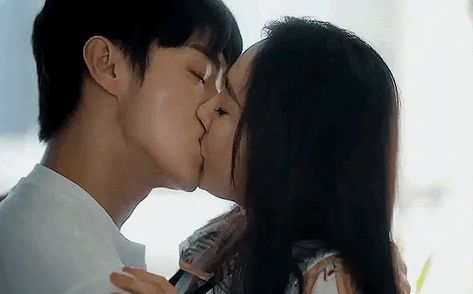 Korean Kisses Bed, Kdrama Kiss, J Hope Gif, Best Friends Forever Images, Twilight Memes, Love Me Harder, Korean Drama Romance, Drama Gif, Cute Romance