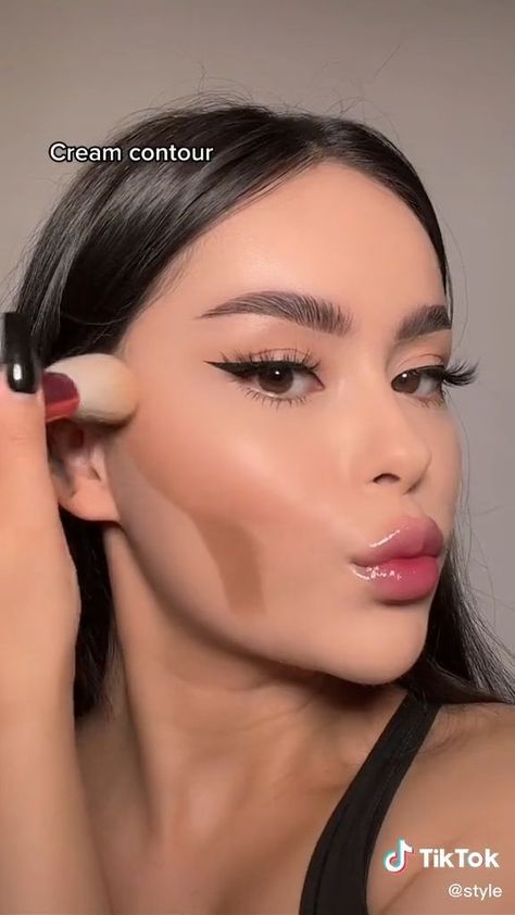 Sleek Nail Designs Classy, Contouring For Round Faces, Make Up Contouring Tutorial, Round Face Makeup Tutorial, How To Contour A Round Face, Warm Eye Makeup, Contour A Round Face, Contouring Round Face, Contour Hacks