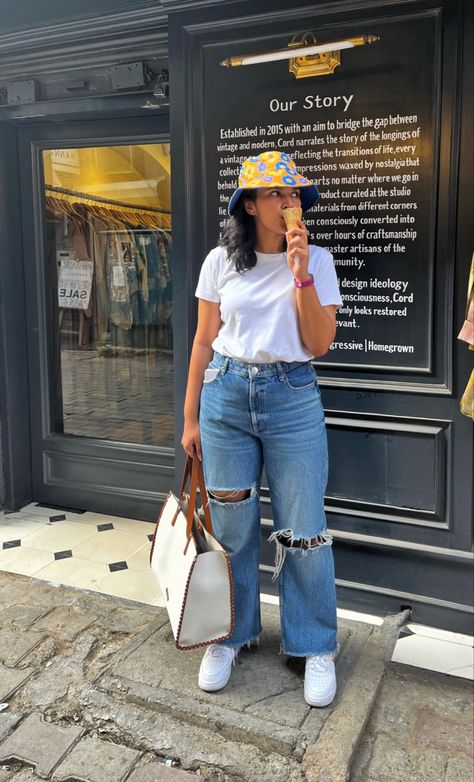 Bucket Hat Sunglasses Outfit, Summer Bucket Hat Outfit, Crochet Bucket Hat Outfit, Cute Bucket Hat Outfits, Bucket Hat Outfit Summer, Outfit With Bucket Hat, Bucket Hat Outfit Ideas, Bucket Hat Inspo, Bucket Hat Outfits