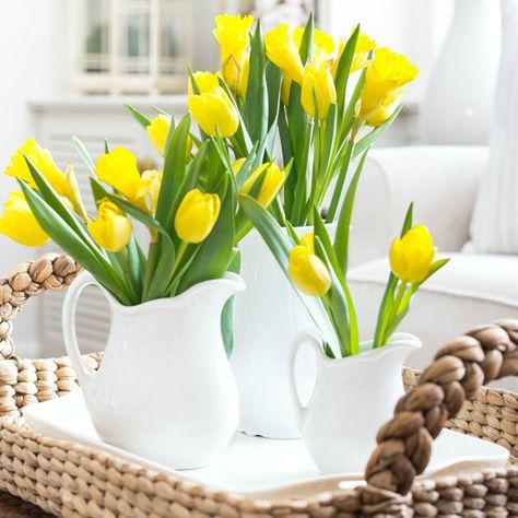 Adding Spring Early: 10 Ideas for your Home Spring Tulip Arrangements, Spring Time Decor, Decorating With Tulips, Spring Indoor Decor, Summer Decorating Ideas For The Home, Diy Spring Centerpieces, Spring Decorating Ideas Diy, May Decor, Spring Decorations For The Home