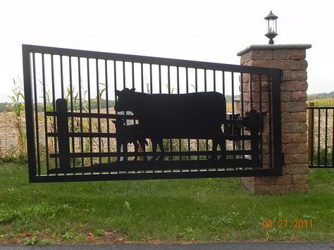 Cow gate Farm Driveway, Ranch Entrance, Pasture Fencing, Horseshoe Projects, Farm Gate, Entry Ideas, Cut Animals, Farm Logo, Wrought Iron Gates