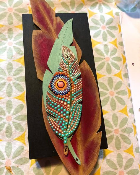 Feather Dot Painting, Mandala Feather, Wooden Feather, Painted Feathers, Dry Leaves, Wooden Craft, Boho Feathers, Feather Painting, Delicate Beauty