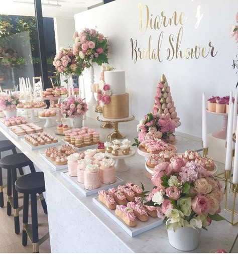 Dessert Table Bridal Shower, Decoration Buffet, Bridal Shower Desserts, Dessert Table Ideas, Bridal Shower Inspo, Fest Temaer, Bridal Shower Planning, Shower Desserts, Sweets Table