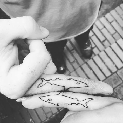 Matching shark tattoo Finger Shark Tattoo, Shark Hand Tattoo, Shark Finger Tattoo, Matching Shark Tattoos, Matching Finger Tattoos, Hammerhead Tattoo, Bestie Tats, Sea Tattoos, Shark Tooth Tattoo