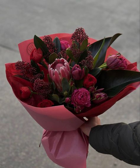 November Flower Arrangements, Red Bouquet Aesthetic, Flower Bouquet Boxes, November Flower, Flower Bouquet Gift, Flowers For Mom, Fancy Flowers, Red Bouquet, Boquette Flowers