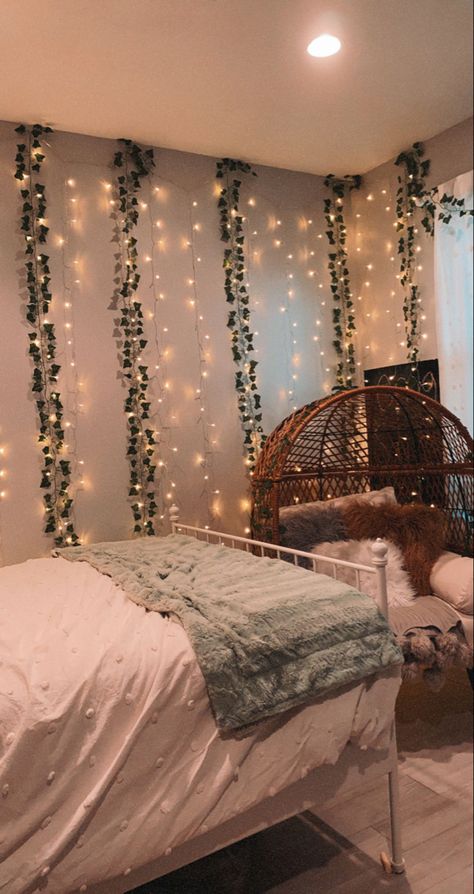 Bedroom Ideas Sage, Desks Aesthetic, Sage Walls, Bedroom Desks, Tranquil Home, Bedroom Decor For Teen Girls, Pinterest Room Decor, Redecorate Bedroom, Fairy Light