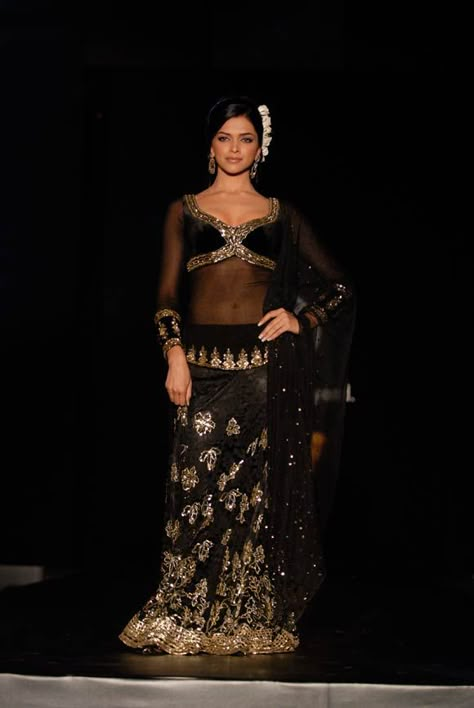 Dipika Padukone Om Shanti Om, Deepika Movie Looks, Deepika Om Shanti Om Look, Deepika Padukone Om Shanti Om Outfits, Shantipriya Om Shanti Om Outfits, Shantipriya Om Shanti Om, Bollywood Celebrity Outfits, Deepika Padukone Movie Looks, Om Shanti Om Deepika