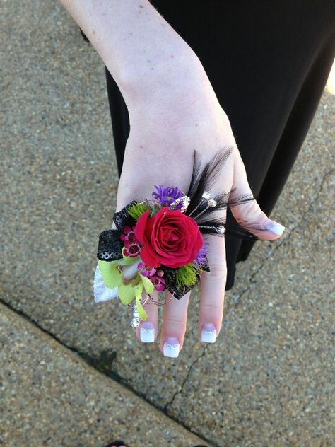 Who the heck comes up with these things?Really? A Corsage Ring.... wow. Ring Corsage Homecoming, Finger Corsage, Corsage Ring, Ring Corsage, Corsage For Prom, Corsage Diy, Wristlet Corsage, Prom Flowers Corsage, Dance Flowers