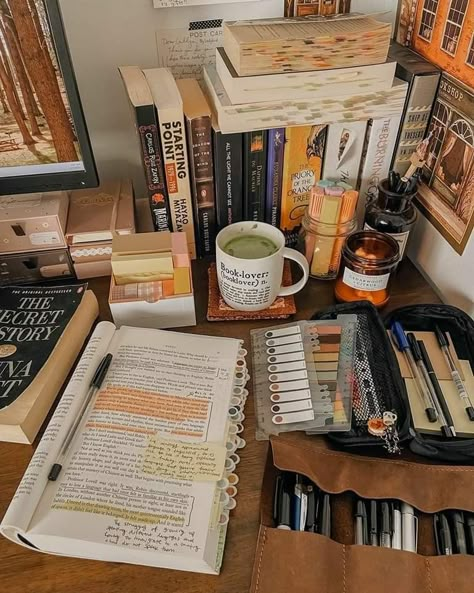 Grad Student Aesthetic, Grad School Aesthetic, Book Nerd Aesthetic, Annotating Aesthetic, Library Study, Reading Motivation, Fall Mood Board, Book Annotation, Academic Motivation