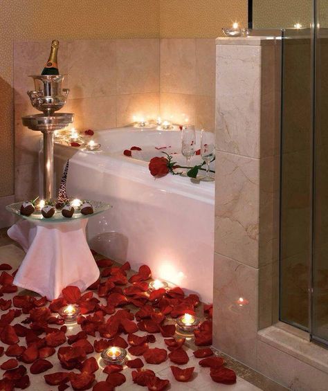 Rose petals,chocolate covered strawberries,champagne,candles.such a cute and thoughtful romantic idea. Fake Rose Petals, Romantic Bath, Rose Petal Bath, Romantic Things, Romantic Night, Romantic Roses, Romantic Dates, Bath Tub, Vacation Ideas