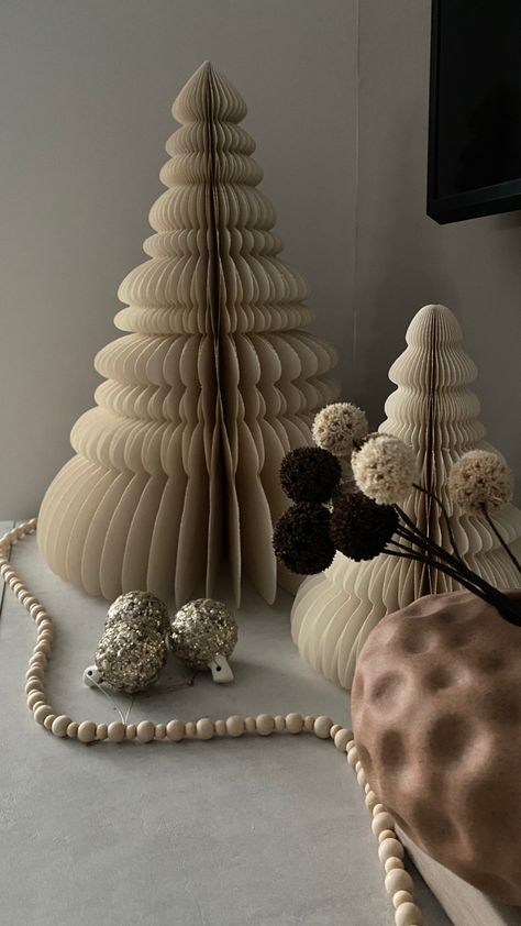 Christmas Beige Aesthetic, Beige Aesthetic Christmas, Aestethic Christmas, Beige Christmas Aesthetic, White Xmas Decor, Beige Christmas Tree, Aesthetic Xmas, Aesthetic Tree, Beige Christmas