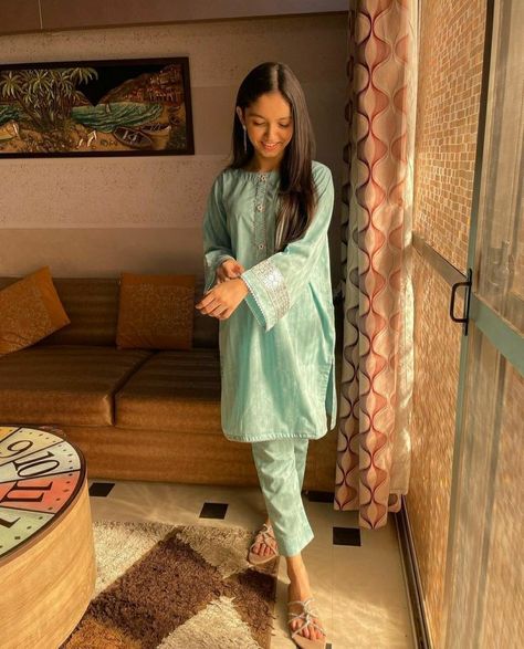 Aina Asif Outfits, Aina Asif Dresses, Simple Eid Outfit Ideas, Simple Eid Outfits, Mayi Ri, Aina Asif, Summer Dress 2022, Eid Outfit Ideas, Simple Suit