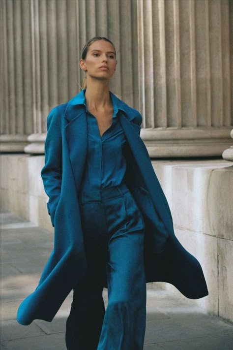 Bring blue hues to life. City styling in bold colours for impactful outfits. Monochrome Blue Outfit, Monochromatic Blue Outfit, Bold Colors Outfits, Teal Outfits, Bold Outfits, Reiss Women, Trends 2025, Blazer Outfits Casual, Color Outfits