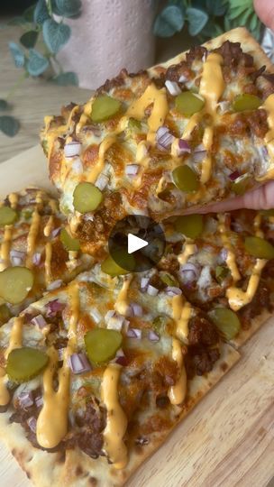 Cheeseburger Flatbread, Homemade Wedges, Quick And Easy Comfort Food, Tomato Puree, Burger Sauce, Hamburger Recipes, Flatbread Pizza, Flat Bread, Easy Comfort Food