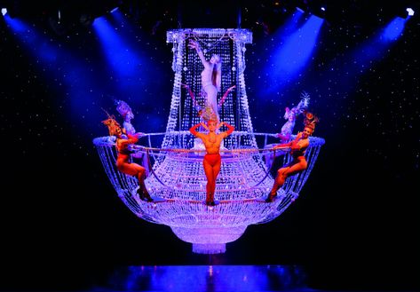 Life is a Cabaret: Discover the World of Parisian Cabaret Burlesque Stage, Paris Cabaret, Crazy Horse Paris, Cabaret Show, Sitting Arrangement, Revealing Outfits, Crazy House, Burlesque Costumes, Laser Light