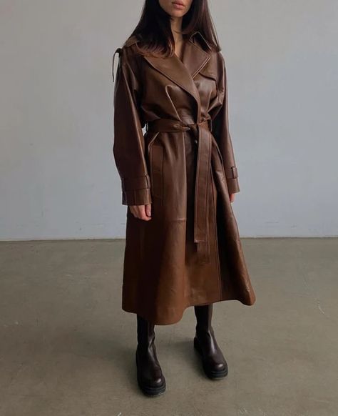 Mode Style Anglais, Leather Coat Outfit, Oversized Trench, Short Leather Jacket, Brown Leather Coat, Oversized Trench Coat, Leather Coat Womens, Trench Coat Outfit, Coat Trends