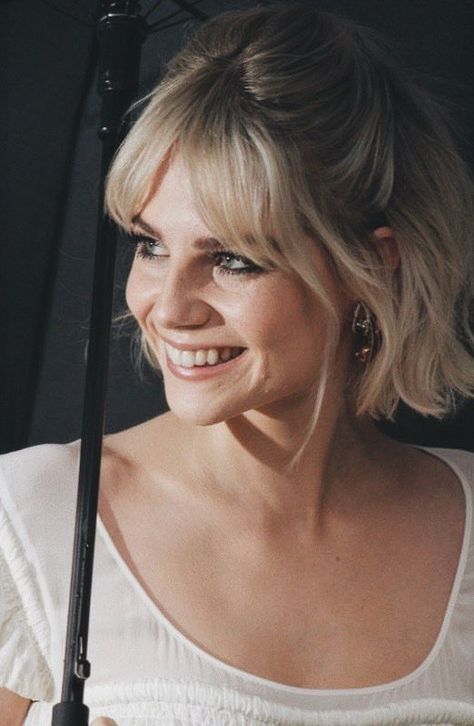 Short Hair Fringe, Lucy Boynton, Blonde Hair With Bangs, Amazing Hairstyles, Hairstyles For Girls, Blonde Hair Inspiration, Hair With Bangs, Penteado Cabelo Curto, Blonde Bobs