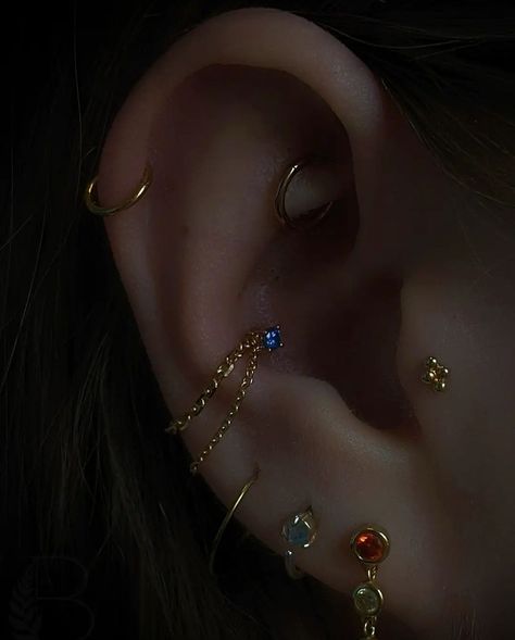 Cool Ear Piercings, Pretty Ear Piercings, Cute Ear Piercings, Cool Piercings, Multiple Piercings, Ear Style, Piercings Unique, Star Cluster, Industrial Piercing