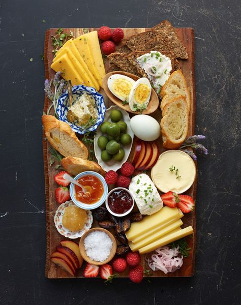 Breakfast Board Scandinavian Breakfast, Breakfast Board, Brunch Spread, Overnight Oat, Breakfast Party, Scandinavian Food, Diet Vegetarian, Food Platters, Breakfast Ideas