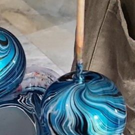 Bronwyn Rayner on Instagram: "Sound up 😍. Beautifully Water Marbled Xmas baubles 😊. 👏👏👏" Water Marble Christmas Ornaments, Diy Marble Christmas Ornaments, Water Marbling Christmas Ornaments, Marbled Ornaments, Alcohol Ink Baubles, Xmas Pudding, Water Marbling, Xmas Baubles, Acrylic Painting Diy