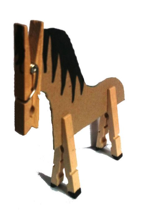 Le cheval en carton et pinces à linge - La classe de MaoaM Easy Horse Drawing, Farm Animal Crafts, Winter Survival, Horse Diy, Toilet Paper Roll Crafts, Clothes Pin Crafts, Indian Crafts, Pin Art, Crafts For Kids To Make