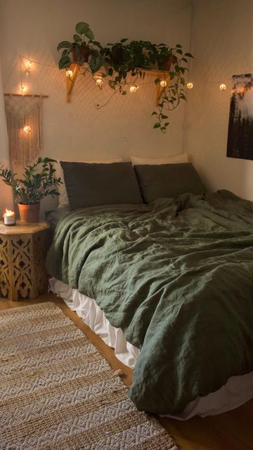 Decor Ideas Bedroom, Redecorate Bedroom, Cozy Room Decor, Dreamy Room, Home Decor Living Room, Apartment Decor Inspiration, Dream Room Inspiration, Room Makeover Bedroom, Green Rooms