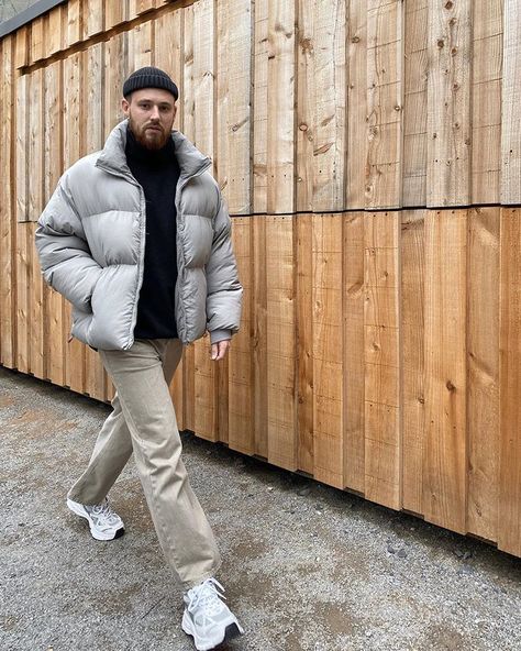 Simon Decker sur Instagram : Finally friday 🖤 Have a great weekend you guys #nclgallery #friday #weekend #classystreetwear #ootd #bestofstreetwear #thesimons #culture… Gray Puffer Jacket Outfit, Grey Jacket Outfit Men, Grey Puffer Jacket Outfit, Fashion For Guys, Grey Jacket Outfit, Friday Have A Great Weekend, Puffer Jacket Outfit Men, Men Winter Fashion, Winter Wear For Men