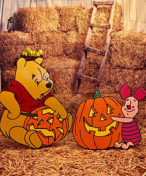 Piglet Halloween, Winnie The Pooh Halloween, Halloween Yard Art, Pooh And Piglet, Disney Pooh, Halloween Characters, Cute Winnie The Pooh, Cute Fall Wallpaper, Halloween Wallpaper Iphone