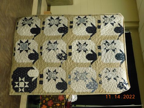 Wooly Stars Quilt, Sheep Quilt Pattern, Lamb Quilt, Sheep Quilt, Coriander Quilts, Farm Animal Quilt, Quilt Animals, Quilt Layouts, Grandmother Quilt