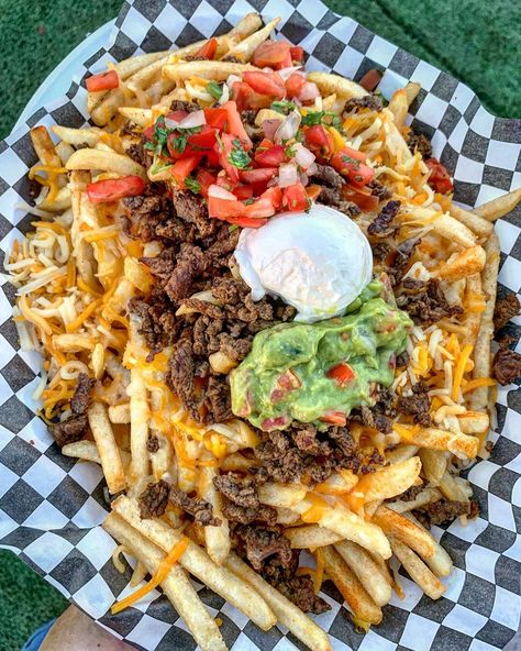 Dong-Kyu Kim | Vegas Foodie on Instagram: “Celebrating Fry-day with these massive carne asada fries from @tacosandsalsas at the Real Awesome Food Truck festival! @realafpark…” Carne Asada Fries Burrito, Mexican Food Truck Ideas, Creative Food Truck Ideas, Food Truck Fries, Carne Asada Aesthetic, Food Truck Foods, Food Truck Food Ideas, Carne Asada Fries Recipe, Food Truck Ideas