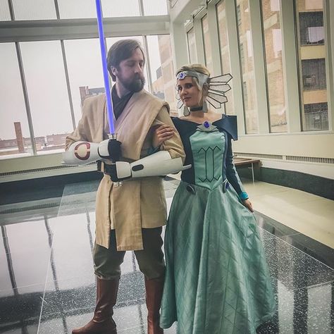 Obi-Wan & Satine cosplay Obi Wan Disneybound, Duchess Satine Cosplay, Satine Kryze Cosplay, Obi Wan Satine, Satin Star Wars, Starwars Bounding, Obi Wan And Satine Fanart, Satine Costume, Obi Wan Cosplay