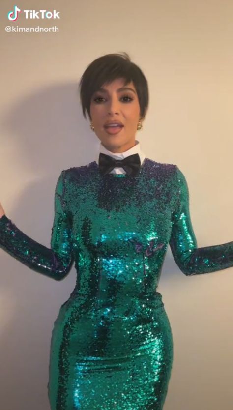 Mean Girls Mom, Emerald Green Sequin Dress, Kylie Jenner Birthday, Kourtney Kardashian Pregnant, Kris Jenner House, Kardashian Pregnant, Kim And North, 67th Birthday, Jenner House