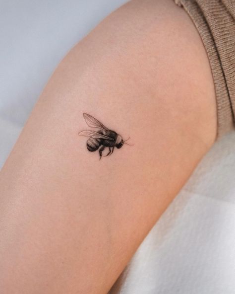 𝗟𝗮𝘂𝗿𝗲𝗻 𝗔𝗶𝗴𝗻𝗲𝗿-𝗪𝗲𝘀𝘁𝗲𝗿𝘃𝗲𝗹𝘁 (@law_ink) • Instagram photos and videos Single Needle Tattoo, Bee Tattoo, Ankle Tattoo, Minimalist Tattoo, Just For Fun, Tatting, Art Tattoo, Henna, Bee