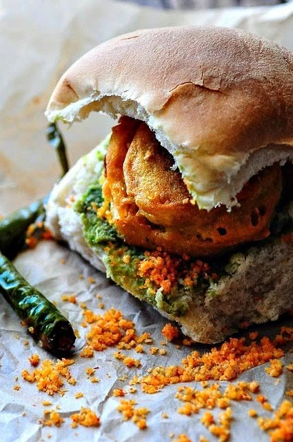 Vada Pav Recipe, Batata Vada, Desi Street Food, Pav Recipe, Tacos Mexicanos, Indian Street Food, Indian Snacks, Indian Cooking, Indian Dishes