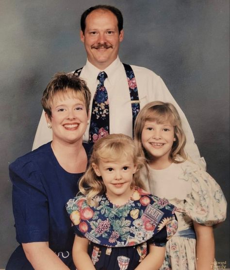 Awkward Family Pictures, Big Family Photos, Nuclear Family, Awkward Family Photos, Old Portraits, Church Fashion, Shot Photo, Glamour Shots, Modeling Career